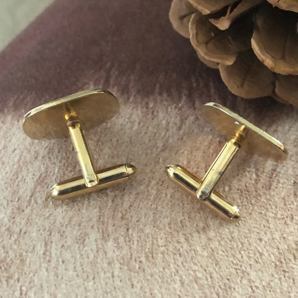 Vintage men’s Swank etched gold cuff links